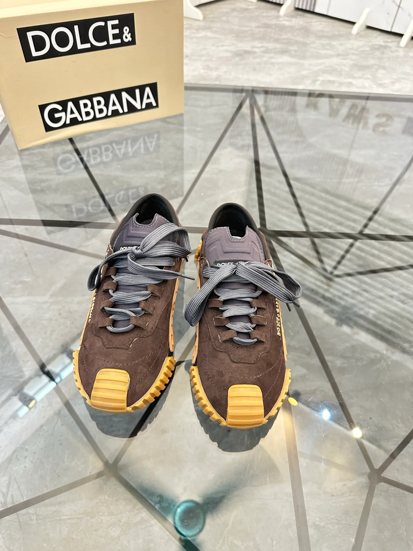 Men's shoes: 💰P460¥ Product trademark: DG "Dolce & Gabbana*" low-top sneakers Regular size: 35-44 (can be customized to 45.46.) Couple style Product materials: imported nubuck leather upper, breathable lining, original outsole. Number: 803